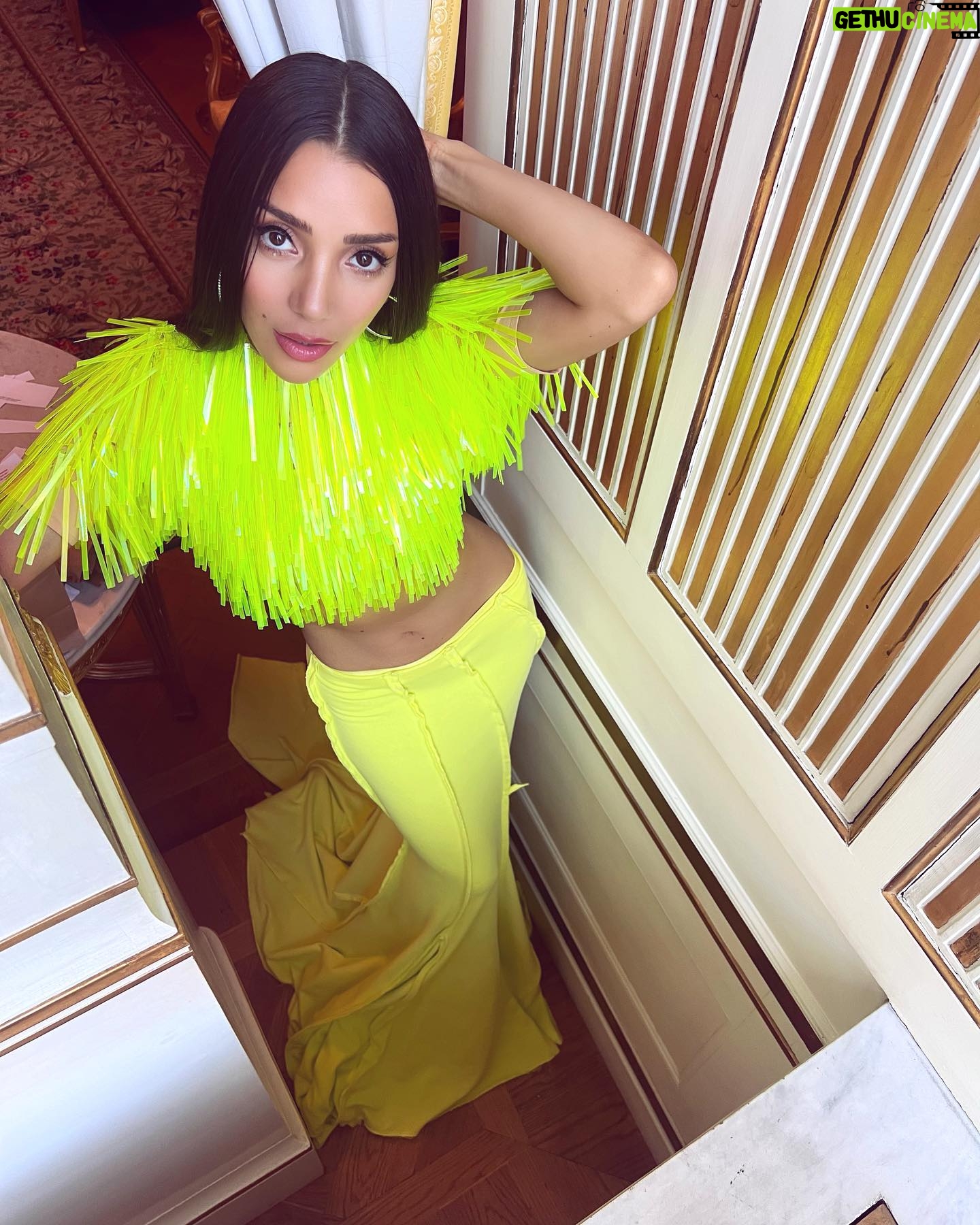 Gina Dirawi Instagram - Good ol’ hosting @dennizpopawards ! Thank you for having me and Thank you @mariabarsoum @sportmax for the vibezzzz🧜🏽♀️