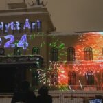 Gina Dirawi Instagram - På nyårsafton hade jag den stora äran att hålla nyårstalet i min kära hemstad Sundsvall som fyllde 400 år, och hylla dess historia. När jag stod där & kollade ut över folkhavet kunde jag inte sluta tänka på min farfar Chaher som kom till Sundsvall i januari 1991, nån månad efter att jag föddes. Min pappa berättade att farfar var så lycklig över att komma till Sundsvall för kranarna hade varm och kallvatten. ”Tänk, bara man vrider så kommer det ut, det är som paradiset.” Han och farmor Fatima hade en liten konolilott vid Haga. De älskade den lotten och ville alltid spendera så mycket tid där. ”Ska vi åka till jorden?” brukade dom säga,och tvingade oss alla att följa med. Jag minns att det fanns en friggebod som luktade surt& jord. Jag brukade sitta där i en skottkärra, räkna krattorna & spindelnäten medan mina släktingar satt utanför och knaprade på solrosfrön & jämförde vem som hade bäst grödor. ”Nu går vi”, gnällde jag alltid tillslut. ”jag orkar inte mer.” ”Finns det något bättre än att få plantera i sin egen jord?”, sa farfar och sträckte upp några jordiga zucchinis mot solen.”Kolla så vackert”. ”Du kan ju bara köpa dom från Coop”, mumlade jag. ”Finns i vilken affär som helst”. ”Det är inte samma sak.”, sa farfar, ”Inget slår ens egen jord”. Väl hemma i lägenheten slog sig alla ner framför den stora tvn. Bakom stod ett trettiotal växter som fyllde en fjärdedel av vardagsrummet. Vissa var i krukor, andra i vita grekisk-youghurt behållare. Några år senare skulle en till behållare adderas. En i glas, som innehöll jord som farfar hämtat hem från sin hemby Loubiye 60 år efter att han tvingats därifrån. Han sa att han ville begravas med den jorden. På hans begravning hällde vi den Palestinska jorden över den svenska. Det var vackert och sorgligt på samma gång. Under talets gång insåg jag hur tacksam jag är för min hemstad. Det är traumatiserande att tvingas lämna sitt hem, bli rotlös. Sundsvall gav min familj chansen att slå rot igen. När jag kom ner i folkhavet & såg min familj blev jag tårögd. Jag kom dit för att hylla 400 år av Sundsvalls historia, och slogs plötsligt av hur jag och min släkt föralltid är en del av den, och den av oss❤️