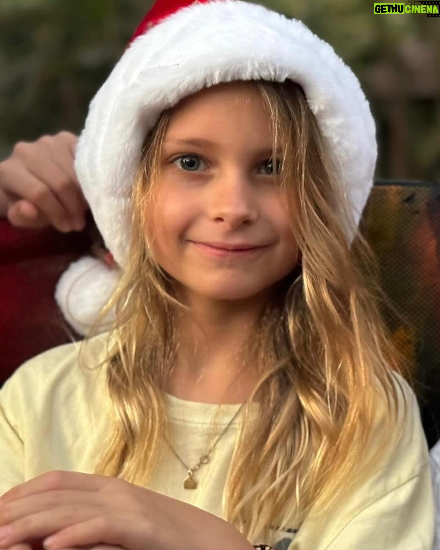 Gina Gershon Instagram - My pal Lolo turned 8. #8isgreat ❤️❤️❤️#happybirthday 💃💃💃Go Lolo Go lolo
