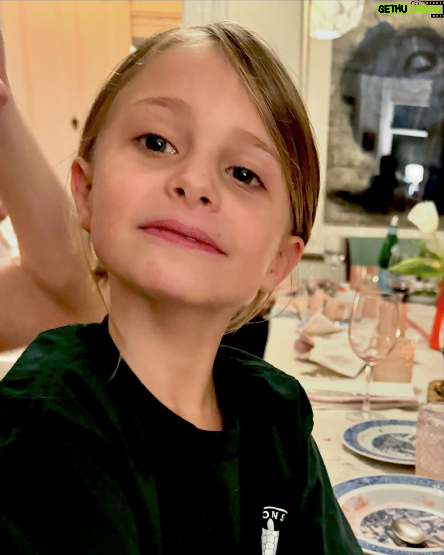 Gina Gershon Instagram - My pal Lolo turned 8. #8isgreat ❤️❤️❤️#happybirthday 💃💃💃Go Lolo Go lolo