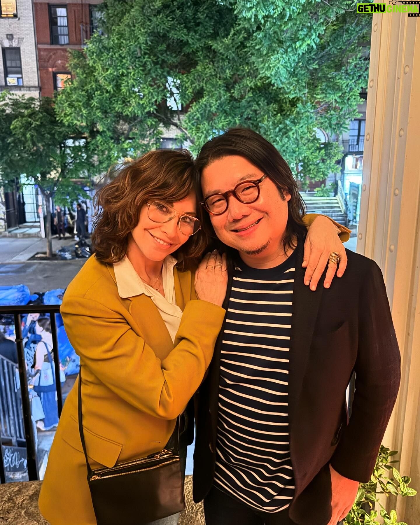 Gina Gershon Instagram - Congratulations to my friend Kevin Kwan for his new book Lies and Weddings!!! such a fun night ! Canβt wait to read !!! @kevinkwanbooks #liesandweddings πππβ¨β€οΈππ