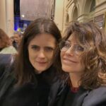 Gina Gershon Instagram - This production of The Picture Of Dorian Grey at the #theatreroyalheymarket in London, is Beyond Amazing and Inspired. Kip Williams ( Directed by and adaptation) is a genius. Sarah Snook is absolutely Brilliant. Congratulations to the whole production team. It is a Stunning Must See show if you can. Wow!! Loved it so much . I hope it is coming to Broadway-!!! @sarah_snook #thepictureofdoriangray 👏👏👏👏👏👏👏👏👏👏👏👏👏👏👏👏🌹🌹🌹🌹🌹#hotdate @mingjewellerylondon ❤️