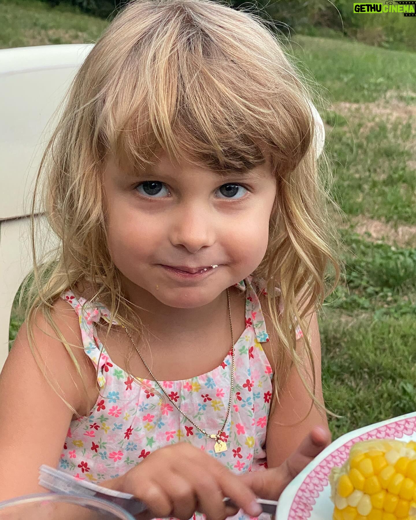 Gina Gershon Instagram - My pal Lolo turned 8. #8isgreat ❤️❤️❤️#happybirthday 💃💃💃Go Lolo Go lolo