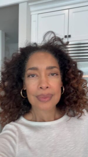 Gina Torres Instagram - In case you were wondering what I was up to while all my gorgeous and talented friends and colleagues were out in dem streets being nominated and/or beyond fabulous!!!
a) This happens to me a lot. I start off strong and then we start eating and, “Instagram?! Whaat? b) Yes, I totally soaked my raisins in tequila and hot water. c) No daughters were harmed during the making of this video.
#AlternativeOscarSunday #ComfortFood #CookingIsMyLoveLanguage