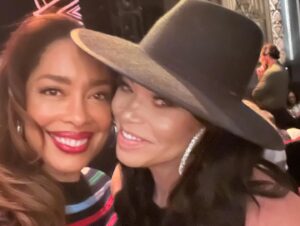 Gina Torres Instagram - Had the extreme pleasure of attending the opening night performance of #TheWiz at The Pantages theater in LA. The talent on the stage is staggering and inspiring from our leads to every single member of the chorus. Expertly directed by @schelewilliams this reimagining of a most beloved musical is a MUST SEE!! I’ll see ya’ll again on BROADWAY! #Ashé #alltheflowers🌹 1)mothers and daughters 2)2Glindas and 1 Legend 3)Gina is always fangirling always in awe always supporting 4) DAYUM GINAAA!!!! 5) when your baby meets a Queen 6) Curtain Call 7) Believe ✨🙌🏽🌹