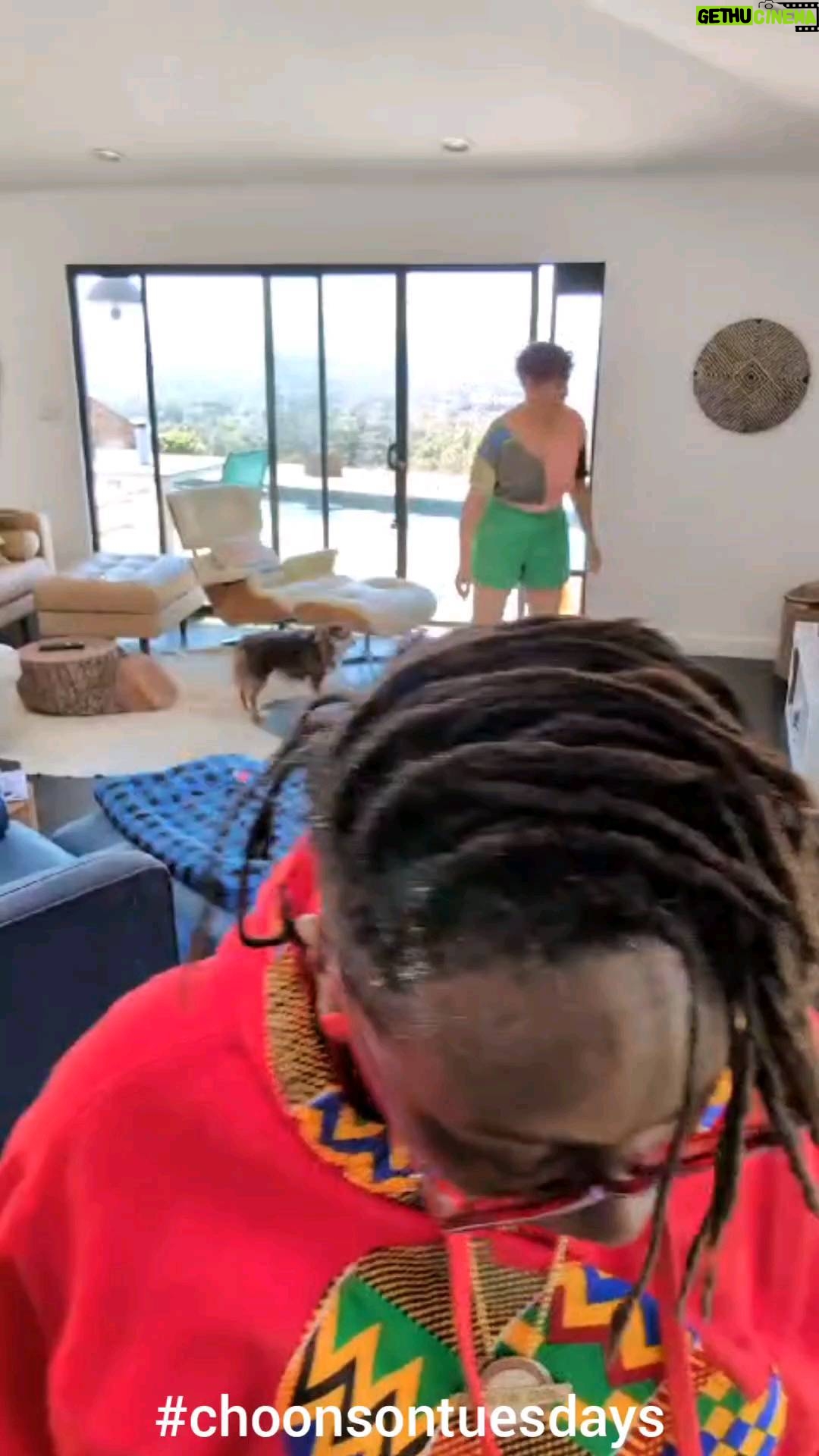 Gina Yashere Instagram - GIMME THE ARTIST!! GIMME THE YEAR!! And the bestie @lylarow is here from London for the last 2 episodes of @bobheartsabishola !! BEFORE YOUR ASK Hoodie @1rhythmsofthevillage Glasses @societyofthespectacle #choonsontuesdays #choonsontuesday #noshazam #under30sdontevenbother #thisaintyourgame
