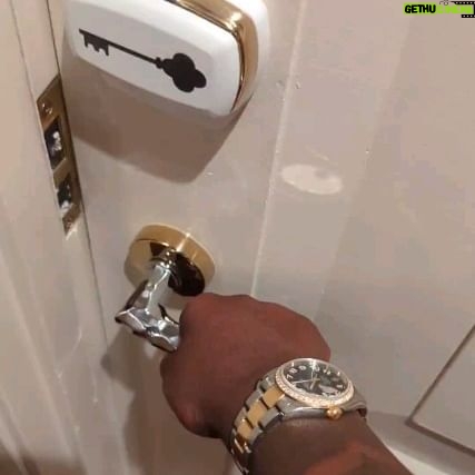 Gina Yashere Instagram - Uploading my Vegas #ginashotelrooms again, as some peeps apparently had issues with the video... Probably iPhone users 🤣 Video taken with my trusty #googlepixel7pro #giftfromgoogle @googlepixel_us #Ginashotelrooms #controlcondom #travelinggermaphobe #stealables