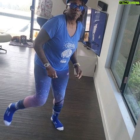 Gina Yashere Instagram - Love it when my friend & fellow comic @kellyehoward comes from Chicago to hang! This one's EASY!!!! GIMME THE ARTIST!! GIMME THE YEAR!! #choonsontuesdays #choonsontuesday #noshazam #under30sdontevenbother #thisaintyourgame