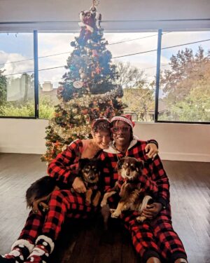 Gina Yashere Instagram - The dogs look like they hate us 😂
Merry Xmas from the Fischer-Yashere gang!!! 🍾🥂⭐✨✴️🍾🥂

This embarrassing post will self- destruct in 5-4-3-2........