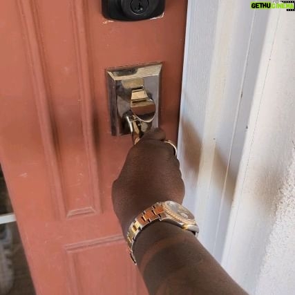 Gina Yashere Instagram - Did you think I would really go to Joshua tree and not do one of my world famous #ginashotelrooms reviews??? COME ON! The crew @ninarose1665 @glo_bigelow @dee_millionz_fit @taylord_88 liked it I give it an A- Lost the A for only one sink in the primary, & thin ass rags they had for pool towels. It's been a while. I'm being harsh 😂 WHAT YOU THINK? And please Boo @glo_bigelow'a British accent 😂 GET YOUR TICKETS FOR THE WOMAN KING OF COMEDY LOS ANGELES! DON'T ASK ME SHIT!! ginayashere.com for deets #ginashotelrooms #controlcondom #travelinggermaphobe #stealables