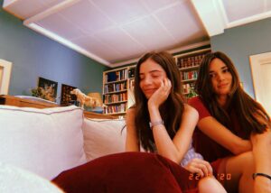 Ginevra Francesconi Instagram - Ci sono tante persone belle belle in #BuongiornoMamma 🌞 
Da mercoledì 21 aprile su canale 5!
@luxvide @mediasetplay 
Diretto da Giulio Manfredonia <3 
(Ci sono tante persone belle belle anche dietro la macchina da presa🤗)