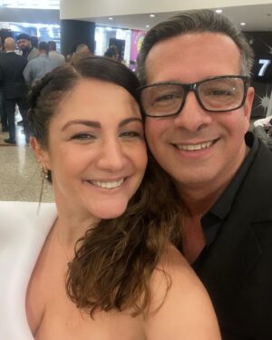 Gioia Arismendi Instagram - Carrusel con mis #Hijas mis amigos y compañeros Artistas, actores, directores, ARTE VENEZOLANO juntos en la fiesta de la cinematografía venezolana #premiossoto en su quinta 5 edición @academiavzlacine 🎥🙌🏻🫶👐🤩😉😍🥰
.
💝 Momentos y regalos de la vida y la profesión que buena mezcla!!! Combinar mi faceta de MADRE la mejor de todas y poder hacer, accionar y estar presente y activa en mi profesión como artista integral me hace inmensamente feliz!!! 😀 Porque AMO con profundo respeto mi SER y ambas facetas me llenan el alma, me contienen y me conforman!!! ❤️
.
Feliz ombligo de semana mi gente hermosa y bella los quiero!!! 🥰🫶❤️ Gracias por siempre estar aquí acompañándome!!! 
.
Súper ENAMORADA de mis princesas  #StellaVera ⭐️ y #GalaIsabella 💎 💕🩷💝
.
#totallook #makeup #stylist #outfit @bambolabygioia 
. 
Blusa y Pants @marinucci.store 
.
Felicidades para todos y que el mes de Abril sea maravilloso!!! 
.
Siempre en el único e infinito camino #amormotordelmundo 
#gioiaarismendi 
#bambolabygioia 
#gioiamom #gioiamoms 
#gioiainfinita❤️ 
#gioiarte 
#cine #premios #cinevenezolano #amigos #compañeros #artistas #gremio #cinevenezolano🎬🇻🇪 #cinevenezolano #actriz #academia #Gracias #GraciasDios