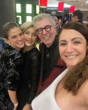 Gioia Arismendi Instagram - Carrusel con mis #Hijas mis amigos y compañeros Artistas, actores, directores, ARTE VENEZOLANO juntos en la fiesta de la cinematografía venezolana #premiossoto en su quinta 5 edición @academiavzlacine 🎥🙌🏻🫶👐🤩😉😍🥰
.
💝 Momentos y regalos de la vida y la profesión que buena mezcla!!! Combinar mi faceta de MADRE la mejor de todas y poder hacer, accionar y estar presente y activa en mi profesión como artista integral me hace inmensamente feliz!!! 😀 Porque AMO con profundo respeto mi SER y ambas facetas me llenan el alma, me contienen y me conforman!!! ❤️
.
Feliz ombligo de semana mi gente hermosa y bella los quiero!!! 🥰🫶❤️ Gracias por siempre estar aquí acompañándome!!! 
.
Súper ENAMORADA de mis princesas  #StellaVera ⭐️ y #GalaIsabella 💎 💕🩷💝
.
#totallook #makeup #stylist #outfit @bambolabygioia 
. 
Blusa y Pants @marinucci.store 
.
Felicidades para todos y que el mes de Abril sea maravilloso!!! 
.
Siempre en el único e infinito camino #amormotordelmundo 
#gioiaarismendi 
#bambolabygioia 
#gioiamom #gioiamoms 
#gioiainfinita❤️ 
#gioiarte 
#cine #premios #cinevenezolano #amigos #compañeros #artistas #gremio #cinevenezolano🎬🇻🇪 #cinevenezolano #actriz #academia #Gracias #GraciasDios