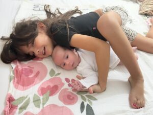 Gioia Arismendi Instagram - 1 Mes de Gala 💎 Isabella 🪷 30.11.2023 
.
La vida es bella 😍
.
Enamorada de las Reinas de mi corazón las maestras de mi alma Stella ⭐️ Vera 🍀 la primogénita quien acompaña con todo su amor a la hermanita 💕💝💕
.
Gracias Gracias Gracias porque #yosignifico #iamenough #yosoy Soham I Am Gioia Arismendi en Abundancia y Prosperidad rodeada de Éxito y Amor! Amén!!! 💟🕉☮️⚛️
.
Gracias al Universo 🌌 a Dios Padre Madre a la Vida en mi máximo esplendor como #gioiamom #gioiamoms la mejor y más importante faceta de mi vida, abrazando y amando este privilegio de ser madre de 2 hermosas princesas 👸!!! 
.
#LactanciaMaternaExclusiva #PuraVida #PuroAmor #lechematerna 
.
Siempre en el único e infinito camino #AmorMotorDelMundo 
#gioiaarismendi 
#bambolabygioia 
#gioiamom #gioiamoms 
#espaciomadre 
#gioiainfinita❤️ 
#gioiarte 
#familia #hijas #GalaIsabella #1mes #hermanas #stellavera #mamitabella #amorincondicional #Agradecidas #Gracias #GraciasDios