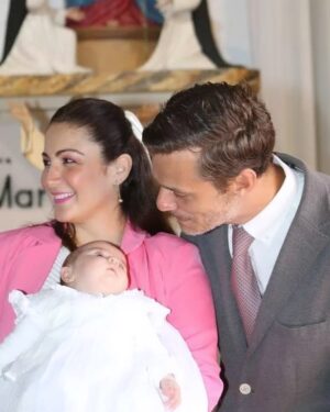Gioia Arismendi Instagram - Bautizo🕯️ Gala 💎 Isabella 🪷 13.01.2024 
.
Uniéndonos en el Amor a Dios, Jesús, el Espíritu Santo 🌱 
.
Mi Familia ♥️ mis padres @gioiaarismendi y @martino_dangelo 🙌🏻 mi hermana Stella ⭐️ Vera 🍀
.
En este día especial junto a mis padres, hermana, abuelos padrinos y amigos recibo el bautismo, y la luz y el Amor de Dios me abrazan y me bendicen, encendiendo mi corazón para iluminar todo el camino de mi vida! Amén! 
Gracias por acompañarme! 
.
Gracias Gracias Gracias 🙏👐🙌🏻🫶 
Amén Amén Amén 
.
Make Up & Stylist & Asesoría de Imagen @bambolabygioia 💄Nosotras muy #coquette 
.
Mis Zarcillos o aretes o pendientes me los regalo 💝 mi Abuela Rosa 🌹 en mi comunión gracias Amada. 
-
Mi collar de perlas me lo prestó mi amada Madre @gioialombardini te Amo 💕 
-
Mi collar de la Virgen María era de mi Nonna Italia Vera gracias Nonnina te amo mi alma gemela! 🕊️ 
-
Mi sweter blanco me lo regaló mi madrina de bautismo @aurarismendifarinas te amo Gracias! 
-
Mi Taller Rosa lo conseguí en @vsw_swimwear espectacular ✔️ 
.
Photos Fotos @claudiafotovzla 
.
Vela, Pañuelo, medalla @lacapotina 
.
Vestido Bautizo de Gala por Nonna @mblanca50 
.
Gracias a todos mis padrinos @aferrari669 y @mignonne3 Gracias los amamos!!! 
.
Siempre en el único e infinito camino de Dios en #AmorMotorDelMundo 
#gioiaarismendi 
#bambolabygioia 
#gioiamom #gioiamoms 
#amoromcondicional
#amordeDios
#familia
#bautismo 
#gioiainfinita
#gioiarte 
#Agradecidos #Gracias #GracisDios