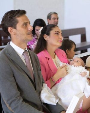 Gioia Arismendi Instagram - Bautizo🕯️ Gala 💎 Isabella 🪷 13.01.2024 
.
Uniéndonos en el Amor a Dios, Jesús, el Espíritu Santo 🌱 
.
Mi Familia ♥️ mis padres @gioiaarismendi y @martino_dangelo 🙌🏻 mi hermana Stella ⭐️ Vera 🍀
.
En este día especial junto a mis padres, hermana, abuelos padrinos y amigos recibo el bautismo, y la luz y el Amor de Dios me abrazan y me bendicen, encendiendo mi corazón para iluminar todo el camino de mi vida! Amén! 
Gracias por acompañarme! 
.
Gracias Gracias Gracias 🙏👐🙌🏻🫶 
Amén Amén Amén 
.
Make Up & Stylist & Asesoría de Imagen @bambolabygioia 💄Nosotras muy #coquette 
.
Mis Zarcillos o aretes o pendientes me los regalo 💝 mi Abuela Rosa 🌹 en mi comunión gracias Amada. 
-
Mi collar de perlas me lo prestó mi amada Madre @gioialombardini te Amo 💕 
-
Mi collar de la Virgen María era de mi Nonna Italia Vera gracias Nonnina te amo mi alma gemela! 🕊️ 
-
Mi sweter blanco me lo regaló mi madrina de bautismo @aurarismendifarinas te amo Gracias! 
-
Mi Taller Rosa lo conseguí en @vsw_swimwear espectacular ✔️ 
.
Photos Fotos @claudiafotovzla 
.
Vela, Pañuelo, medalla @lacapotina 
.
Vestido Bautizo de Gala por Nonna @mblanca50 
.
Gracias a todos mis padrinos @aferrari669 y @mignonne3 Gracias los amamos!!! 
.
Siempre en el único e infinito camino de Dios en #AmorMotorDelMundo 
#gioiaarismendi 
#bambolabygioia 
#gioiamom #gioiamoms 
#amoromcondicional
#amordeDios
#familia
#bautismo 
#gioiainfinita
#gioiarte 
#Agradecidos #Gracias #GracisDios