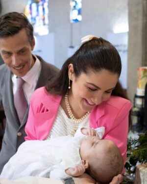 Gioia Arismendi Instagram - Bautizo🕯️ Gala 💎 Isabella 🪷 13.01.2024 
.
Uniéndonos en el Amor a Dios, Jesús, el Espíritu Santo 🌱 
.
Mi Familia ♥️ mis padres @gioiaarismendi y @martino_dangelo 🙌🏻 mi hermana Stella ⭐️ Vera 🍀
.
En este día especial junto a mis padres, hermana, abuelos padrinos y amigos recibo el bautismo, y la luz y el Amor de Dios me abrazan y me bendicen, encendiendo mi corazón para iluminar todo el camino de mi vida! Amén! 
Gracias por acompañarme! 
.
Gracias Gracias Gracias 🙏👐🙌🏻🫶 
Amén Amén Amén 
.
Make Up & Stylist & Asesoría de Imagen @bambolabygioia 💄Nosotras muy #coquette 
.
Mis Zarcillos o aretes o pendientes me los regalo 💝 mi Abuela Rosa 🌹 en mi comunión gracias Amada. 
-
Mi collar de perlas me lo prestó mi amada Madre @gioialombardini te Amo 💕 
-
Mi collar de la Virgen María era de mi Nonna Italia Vera gracias Nonnina te amo mi alma gemela! 🕊️ 
-
Mi sweter blanco me lo regaló mi madrina de bautismo @aurarismendifarinas te amo Gracias! 
-
Mi Taller Rosa lo conseguí en @vsw_swimwear espectacular ✔️ 
.
Photos Fotos @claudiafotovzla 
.
Vela, Pañuelo, medalla @lacapotina 
.
Vestido Bautizo de Gala por Nonna @mblanca50 
.
Gracias a todos mis padrinos @aferrari669 y @mignonne3 Gracias los amamos!!! 
.
Siempre en el único e infinito camino de Dios en #AmorMotorDelMundo 
#gioiaarismendi 
#bambolabygioia 
#gioiamom #gioiamoms 
#amoromcondicional
#amordeDios
#familia
#bautismo 
#gioiainfinita
#gioiarte 
#Agradecidos #Gracias #GracisDios