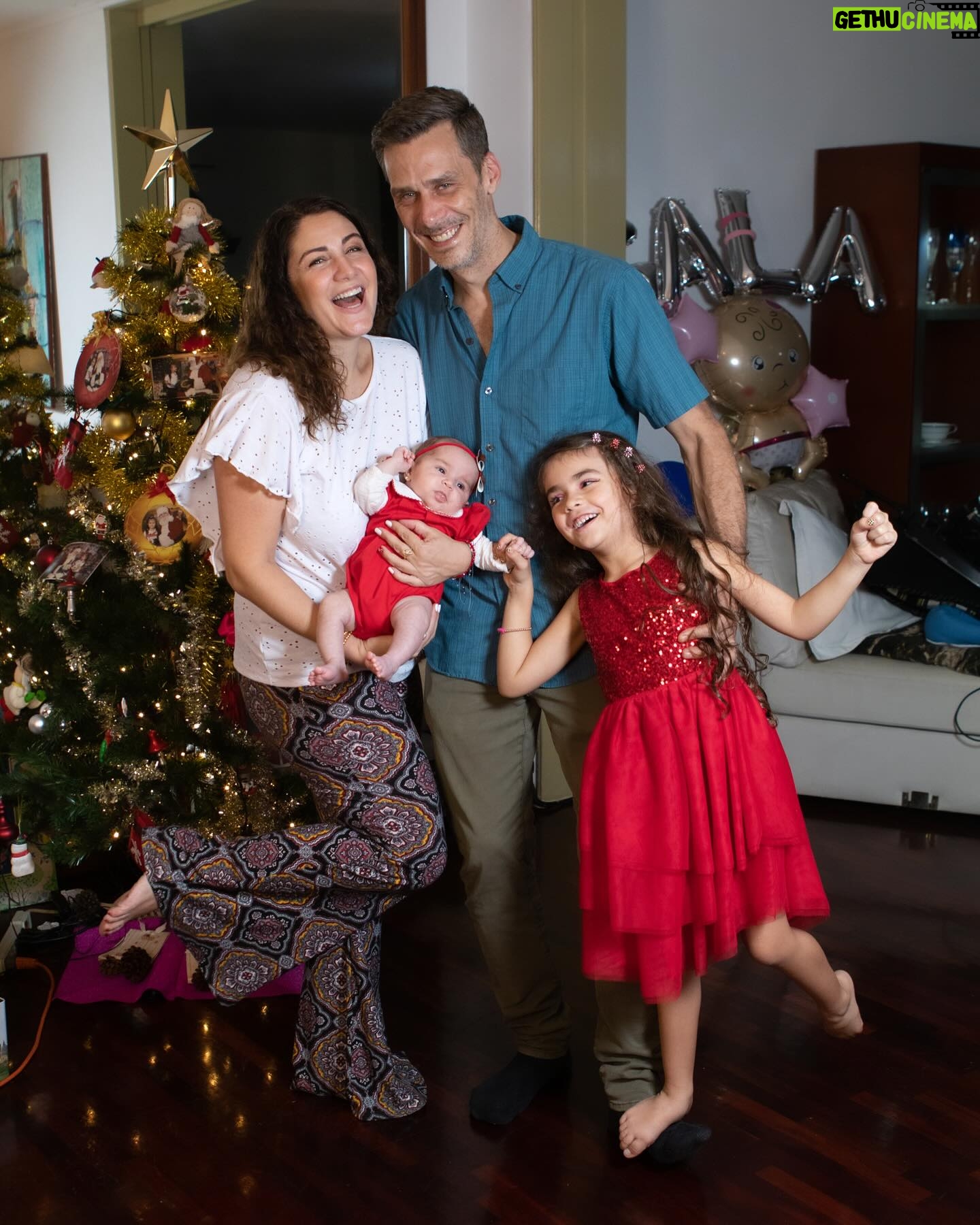 Gioia Arismendi - 1.1K Likes - Feliz Navidad 🎄 Nuestra Familia ♥️🧿🪬⭐️🫶
Con nuestro mayor tesoro y regalo 💝 de Vida, la vida que hemos creado nuestra Reina Gala💎Isabella🪷 junto a su hermana nuestra Reina primogénita la más amada Stella⭐️Vera🍀 quien ilumina todo nuestro universo!!!
.
Ellas son y serán todo!!! Amor a los hijos amor incondicional y absoluto!!! Familia bendecida Gracias @martino_dangelo dicen por ahí que nos quedan lindas las hijas!!! 🥰😍😘
.
Gracias Gracias Gracias porque #yosignifico #iamenough #yosoy Soham I am Gioia Arismendi en Abundancia y Prosperidad rodeada de Éxito y Amor!!! Amén!!! 💟🕉☮️⚛️
.
#photos #fotos por la querida de @claudiafotovzla vayan a su cuenta y vean las bellezas!!! ✅🔝📸💯 Gracias Gracias Gracias Clau hermosas fotos!
.
MUA & Professionalstylist 💄 @bambolabygioia
Maquillaje, estilismo, vestuario Asesoría de Imagen @bambolabygioia
.
Felicidades a todos mi deseo para estas Navidades Paz ✌🏻 Salud 🍀 y mucho e infinito Amor ♥️ siempre en el único e infinito camino #amormotordelmundo
#gioiaarismendi
#bambolabygioia
#gioiamom #gioiamoms
#gioiainfinita❤️
#gioiarte
#familia #amor #navidad #hermanas #hijas #amorimcondicinal #photos #fotos #sesiondefotos #fotosfamiliares #stellavera #galaisabella #agradecidos #gracias #graciasdios