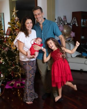 Gioia Arismendi Instagram - Feliz Navidad 🎄 Nuestra Familia ♥️🧿🪬⭐️🫶 
Con nuestro mayor tesoro y regalo 💝 de Vida, la vida que hemos creado nuestra Reina Gala💎Isabella🪷 junto a su hermana nuestra Reina primogénita la más amada  Stella⭐️Vera🍀 quien ilumina todo nuestro universo!!! 
.
Ellas son y serán todo!!! Amor a los hijos amor incondicional y absoluto!!! Familia bendecida Gracias @martino_dangelo dicen por ahí que nos quedan lindas  las hijas!!! 🥰😍😘 
.
Gracias Gracias Gracias porque #yosignifico #iamenough #yosoy Soham I am Gioia Arismendi en Abundancia y Prosperidad rodeada de Éxito y Amor!!! Amén!!! 💟🕉☮️⚛️
.
#photos #fotos por la querida de @claudiafotovzla vayan a su cuenta y vean las bellezas!!! ✅🔝📸💯 Gracias Gracias Gracias Clau hermosas fotos! 
.
MUA & Professionalstylist 💄 @bambolabygioia 
Maquillaje, estilismo, vestuario Asesoría de Imagen @bambolabygioia 
.
Felicidades a todos mi deseo para estas Navidades Paz ✌🏻 Salud 🍀 y mucho e infinito Amor ♥️ siempre en el único e infinito camino #amormotordelmundo 
#gioiaarismendi 
#bambolabygioia 
#gioiamom #gioiamoms 
#gioiainfinita❤️ 
#gioiarte 
#familia #amor #navidad #hermanas #hijas #amorimcondicinal #photos #fotos #sesiondefotos #fotosfamiliares #stellavera #galaisabella #agradecidos #gracias #graciasdios