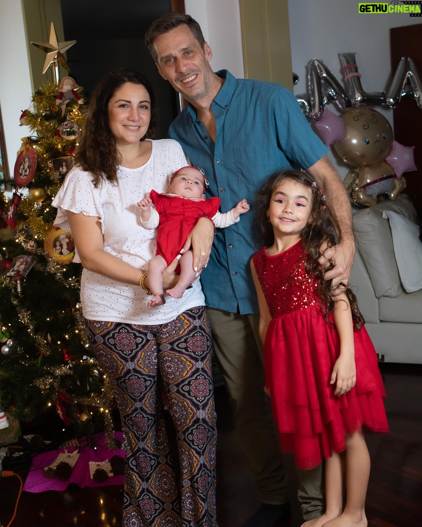 Gioia Arismendi - 1.1K Likes - Feliz Navidad 🎄 Nuestra Familia ♥️🧿🪬⭐️🫶
Con nuestro mayor tesoro y regalo 💝 de Vida, la vida que hemos creado nuestra Reina Gala💎Isabella🪷 junto a su hermana nuestra Reina primogénita la más amada Stella⭐️Vera🍀 quien ilumina todo nuestro universo!!!
.
Ellas son y serán todo!!! Amor a los hijos amor incondicional y absoluto!!! Familia bendecida Gracias @martino_dangelo dicen por ahí que nos quedan lindas las hijas!!! 🥰😍😘
.
Gracias Gracias Gracias porque #yosignifico #iamenough #yosoy Soham I am Gioia Arismendi en Abundancia y Prosperidad rodeada de Éxito y Amor!!! Amén!!! 💟🕉☮️⚛️
.
#photos #fotos por la querida de @claudiafotovzla vayan a su cuenta y vean las bellezas!!! ✅🔝📸💯 Gracias Gracias Gracias Clau hermosas fotos!
.
MUA & Professionalstylist 💄 @bambolabygioia
Maquillaje, estilismo, vestuario Asesoría de Imagen @bambolabygioia
.
Felicidades a todos mi deseo para estas Navidades Paz ✌🏻 Salud 🍀 y mucho e infinito Amor ♥️ siempre en el único e infinito camino #amormotordelmundo
#gioiaarismendi
#bambolabygioia
#gioiamom #gioiamoms
#gioiainfinita❤️
#gioiarte
#familia #amor #navidad #hermanas #hijas #amorimcondicinal #photos #fotos #sesiondefotos #fotosfamiliares #stellavera #galaisabella #agradecidos #gracias #graciasdios