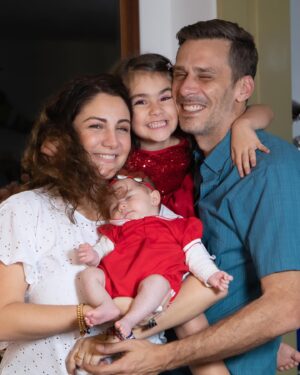 Gioia Arismendi Instagram - Feliz Navidad 🎄 Nuestra Familia ♥️🧿🪬⭐️🫶 
Con nuestro mayor tesoro y regalo 💝 de Vida, la vida que hemos creado nuestra Reina Gala💎Isabella🪷 junto a su hermana nuestra Reina primogénita la más amada  Stella⭐️Vera🍀 quien ilumina todo nuestro universo!!! 
.
Ellas son y serán todo!!! Amor a los hijos amor incondicional y absoluto!!! Familia bendecida Gracias @martino_dangelo dicen por ahí que nos quedan lindas  las hijas!!! 🥰😍😘 
.
Gracias Gracias Gracias porque #yosignifico #iamenough #yosoy Soham I am Gioia Arismendi en Abundancia y Prosperidad rodeada de Éxito y Amor!!! Amén!!! 💟🕉☮️⚛️
.
#photos #fotos por la querida de @claudiafotovzla vayan a su cuenta y vean las bellezas!!! ✅🔝📸💯 Gracias Gracias Gracias Clau hermosas fotos! 
.
MUA & Professionalstylist 💄 @bambolabygioia 
Maquillaje, estilismo, vestuario Asesoría de Imagen @bambolabygioia 
.
Felicidades a todos mi deseo para estas Navidades Paz ✌🏻 Salud 🍀 y mucho e infinito Amor ♥️ siempre en el único e infinito camino #amormotordelmundo 
#gioiaarismendi 
#bambolabygioia 
#gioiamom #gioiamoms 
#gioiainfinita❤️ 
#gioiarte 
#familia #amor #navidad #hermanas #hijas #amorimcondicinal #photos #fotos #sesiondefotos #fotosfamiliares #stellavera #galaisabella #agradecidos #gracias #graciasdios