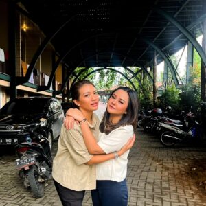 Girindra Kara Instagram - Ga sengaja bajunya mirip hari ini ama alien ini.
Besar kemungkinan dia yg ngikutin aku 🙃