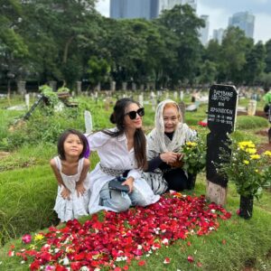 Girindra Kara Instagram - Selamat Hari Kartini perempuan-perempuanku! ❤️
Walaupun aku teh awewe dengan jeroan lalaki manja nan cengeng 😌
You know you love me xx