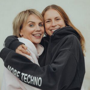 Gisa Zach Instagram - She’s back! 🩷

Für mich persönlich war sie natürlich nie weg ,- aber um so mehr freu ich mich jetzt wieder mit dir zu spielen liebe @laradandelion ! 😎… das wird cool 🤩 
Bei @gzsz ist alles möglich!🙃

#dreamteam #gzsz #actresslife #neversaynever #auferstanden #arbeitenmitfreunden #staytuned 
Pic by amazing @frau.aermel 🤩