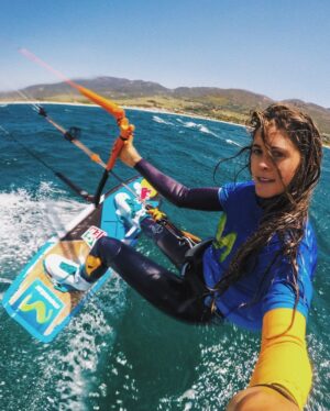 Gisela Pulido Instagram - una reflexión sobre el deporte y las marcas: siempre han ido de la mano. En mi caso, desde hace mucho tiempo, han apoyado mi camino y mis sueños, como mi familia. Es más, formando parte de ella. Las hay de todos los tipos, pero ningún patrocinador es mejor que otro. No existe la empresa perfecta, igual que tampoco la deportista perfecta, ni la que lo gana todo. Hay que quedarse con los patrocinadores que tienen los mismos valores que tú y que te acompañan de verdad en tu crecimiento 🌱

@movistar_es estuvo desde el principio y empezar 2024 con ellxs me tiene así: 💙🥹