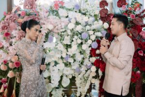 Gita Sucia Instagram - the way we rise.
from every sorrow in life,
is the most gorgeous thing i’ve seen. 🤎

and shout out to our amazing vendors here ✨

Decoration : @saenasoca 
Photographer: @adithyagumilang 
Make up : @makeupbydenny_ 
Hairdo : @defansyahreza_hairstylist_96 
Kebaya : @lacebyartkea 
Catering : @dienarsih_catering