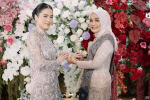 Gita Sucia Instagram - the way we rise.
from every sorrow in life,
is the most gorgeous thing i’ve seen. 🤎

and shout out to our amazing vendors here ✨

Decoration : @saenasoca 
Photographer: @adithyagumilang 
Make up : @makeupbydenny_ 
Hairdo : @defansyahreza_hairstylist_96 
Kebaya : @lacebyartkea 
Catering : @dienarsih_catering