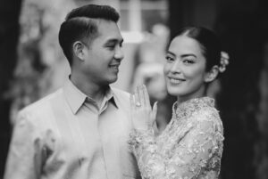 Gita Sucia Instagram - the way we rise.
from every sorrow in life,
is the most gorgeous thing i’ve seen. 🤎

and shout out to our amazing vendors here ✨

Decoration : @saenasoca 
Photographer: @adithyagumilang 
Make up : @makeupbydenny_ 
Hairdo : @defansyahreza_hairstylist_96 
Kebaya : @lacebyartkea 
Catering : @dienarsih_catering