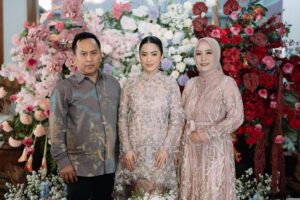 Gita Sucia Instagram - the way we rise.
from every sorrow in life,
is the most gorgeous thing i’ve seen. 🤎

and shout out to our amazing vendors here ✨

Decoration : @saenasoca 
Photographer: @adithyagumilang 
Make up : @makeupbydenny_ 
Hairdo : @defansyahreza_hairstylist_96 
Kebaya : @lacebyartkea 
Catering : @dienarsih_catering