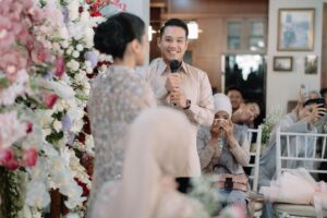 Gita Sucia Instagram - the way we rise.
from every sorrow in life,
is the most gorgeous thing i’ve seen. 🤎

and shout out to our amazing vendors here ✨

Decoration : @saenasoca 
Photographer: @adithyagumilang 
Make up : @makeupbydenny_ 
Hairdo : @defansyahreza_hairstylist_96 
Kebaya : @lacebyartkea 
Catering : @dienarsih_catering