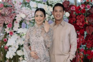 Gita Sucia Instagram - the way we rise.
from every sorrow in life,
is the most gorgeous thing i’ve seen. 🤎

and shout out to our amazing vendors here ✨

Decoration : @saenasoca 
Photographer: @adithyagumilang 
Make up : @makeupbydenny_ 
Hairdo : @defansyahreza_hairstylist_96 
Kebaya : @lacebyartkea 
Catering : @dienarsih_catering
