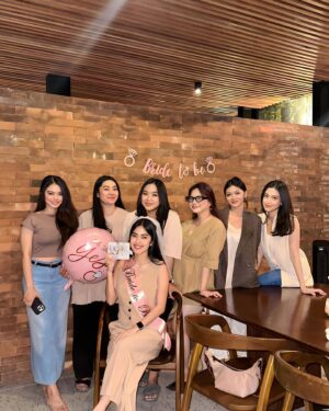 Gita Sucia Instagram - Some of us are officially Mrs now 😁👰🏻‍♀️ #bacheloretteborongan