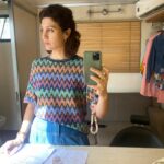 Giulia Bevilacqua Instagram – Alle prove avevamo immaginato Serena più riccia e cotonata poi abbiamo preferito che fosse più semplice, com’è lei.
I provini sono una fase importantissima per trovare il personaggio e per me è un vero spasso.
Stasera il secondo appuntamento con il #metodofenoglio su @rai1official di @cas__ale.
Mi raccomando, perché stasera si entra nel vivo della storia e sarà sempre più un crescendo di emozioni e tensione.