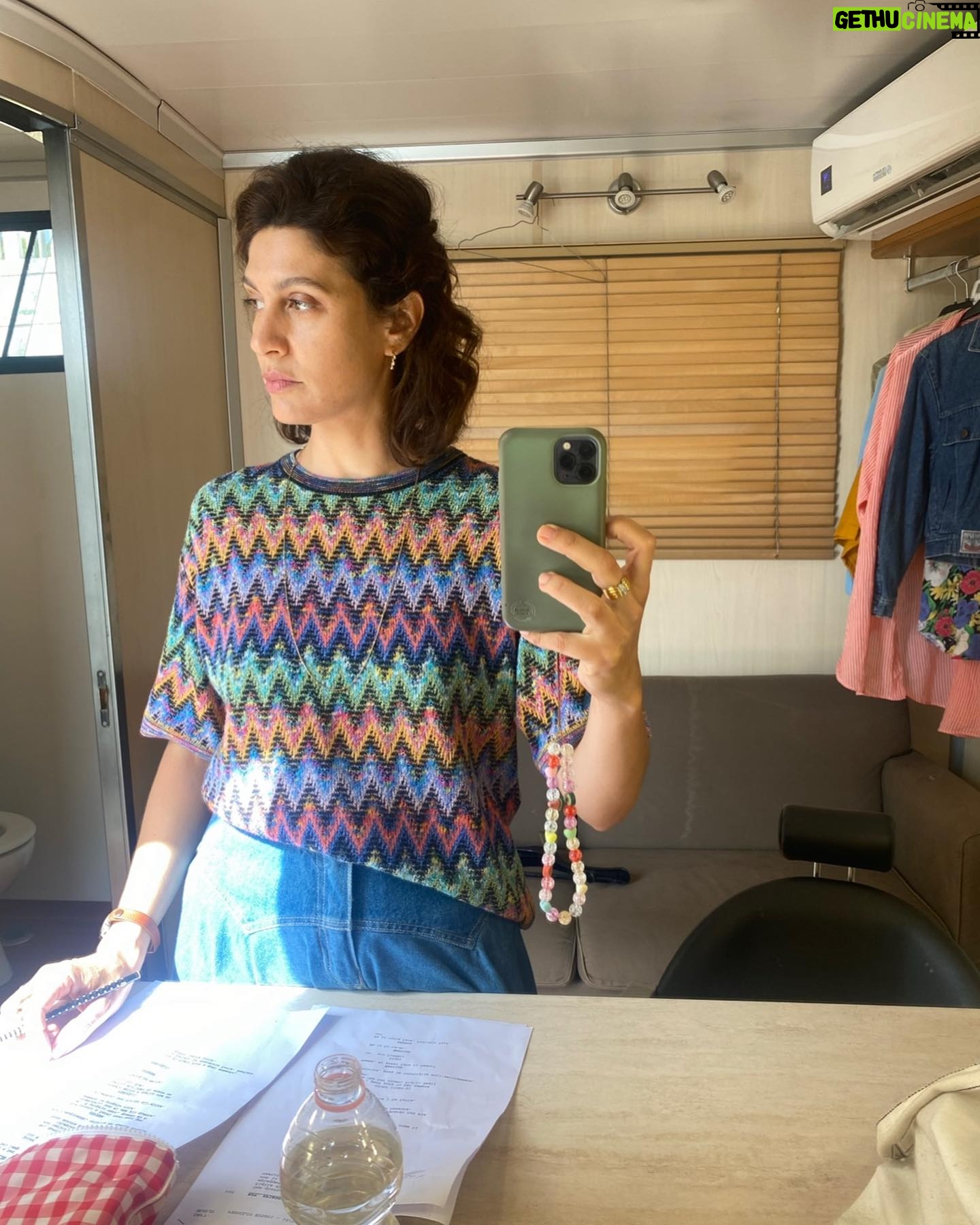 Giulia Bevilacqua Instagram - Alle prove avevamo immaginato Serena più riccia e cotonata poi abbiamo preferito che fosse più semplice, com'è lei. I provini sono una fase importantissima per trovare il personaggio e per me è un vero spasso. Stasera il secondo appuntamento con il #metodofenoglio su @rai1official di @cas__ale. Mi raccomando, perché stasera si entra nel vivo della storia e sarà sempre più un crescendo di emozioni e tensione.