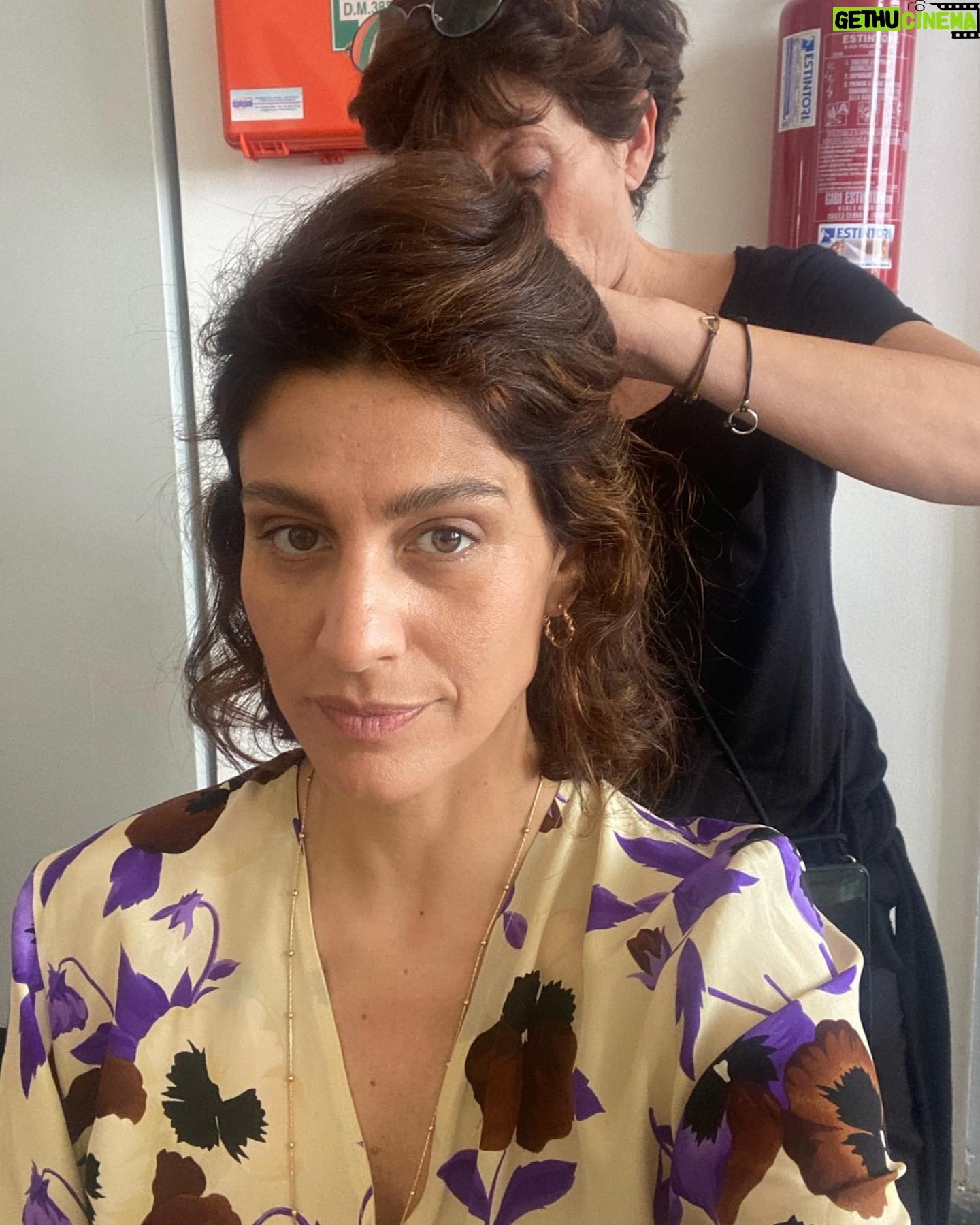 Giulia Bevilacqua Instagram - Alle prove avevamo immaginato Serena più riccia e cotonata poi abbiamo preferito che fosse più semplice, com'è lei. I provini sono una fase importantissima per trovare il personaggio e per me è un vero spasso. Stasera il secondo appuntamento con il #metodofenoglio su @rai1official di @cas__ale. Mi raccomando, perché stasera si entra nel vivo della storia e sarà sempre più un crescendo di emozioni e tensione.