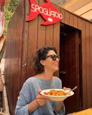 Giulia Bevilacqua Instagram - Tra le mie cose preferite:
Mangiare (da Adolfo ancora meglio) in compagnia dei miei supereroi preferiti. 
@clavelnic ❤️
@daadolfopositano