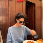 Giulia Bevilacqua Instagram - Tra le mie cose preferite: Mangiare (da Adolfo ancora meglio) in compagnia dei miei supereroi preferiti. @clavelnic ❤️ @daadolfopositano