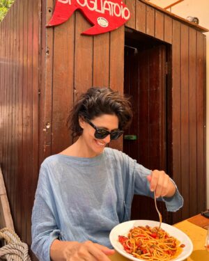 Giulia Bevilacqua Instagram - Tra le mie cose preferite:
Mangiare (da Adolfo ancora meglio) in compagnia dei miei supereroi preferiti. 
@clavelnic ❤️
@daadolfopositano