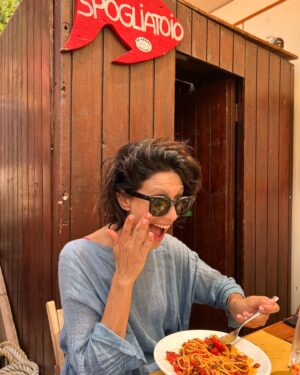 Giulia Bevilacqua Instagram - Tra le mie cose preferite:
Mangiare (da Adolfo ancora meglio) in compagnia dei miei supereroi preferiti. 
@clavelnic ❤️
@daadolfopositano