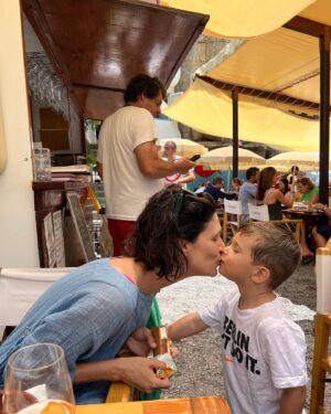Giulia Bevilacqua Instagram - Tra le mie cose preferite:
Mangiare (da Adolfo ancora meglio) in compagnia dei miei supereroi preferiti. 
@clavelnic ❤️
@daadolfopositano