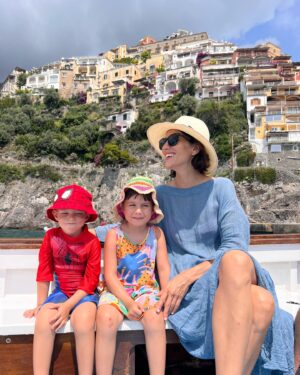 Giulia Bevilacqua Instagram - Tra le mie cose preferite:
Mangiare (da Adolfo ancora meglio) in compagnia dei miei supereroi preferiti. 
@clavelnic ❤️
@daadolfopositano