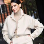 Giulia Bevilacqua Instagram - Per le foto istituzionali scorri ➡️ Ieri conferenza stampa di un bellissimo, importante progetto a cui tengo tantissimo: IL METODO FENOGLIO. Da lunedì 27 Novembre su @rai1official @raiplay_official Tratto dai romanzi di @gianricocarofiglio con la regia di @cas__ale, prodotto da @produzioniclemart @_rai_fiction_ e un cast di amici molto bravi e belli. Grazie @othersrl @sabrinaciuffardi @moviement_agenzia @maxmara per il look