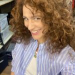 Giulia Bevilacqua Instagram – Alle prove avevamo immaginato Serena più riccia e cotonata poi abbiamo preferito che fosse più semplice, com’è lei.
I provini sono una fase importantissima per trovare il personaggio e per me è un vero spasso.
Stasera il secondo appuntamento con il #metodofenoglio su @rai1official di @cas__ale.
Mi raccomando, perché stasera si entra nel vivo della storia e sarà sempre più un crescendo di emozioni e tensione.