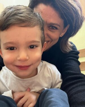 Giulia Bevilacqua Instagram - Auguri amore nostro !
Il nostro Argento vivo, la nostra gioia. 
Ti amiamo. 
mamma papà e Vitto ❤️
@clavelnic #3anni