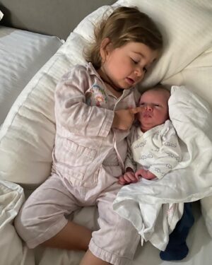 Giulia Bevilacqua Instagram - Auguri amore nostro !
Il nostro Argento vivo, la nostra gioia. 
Ti amiamo. 
mamma papà e Vitto ❤️
@clavelnic #3anni