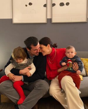 Giulia Bevilacqua Instagram - Auguri amore nostro !
Il nostro Argento vivo, la nostra gioia. 
Ti amiamo. 
mamma papà e Vitto ❤️
@clavelnic #3anni